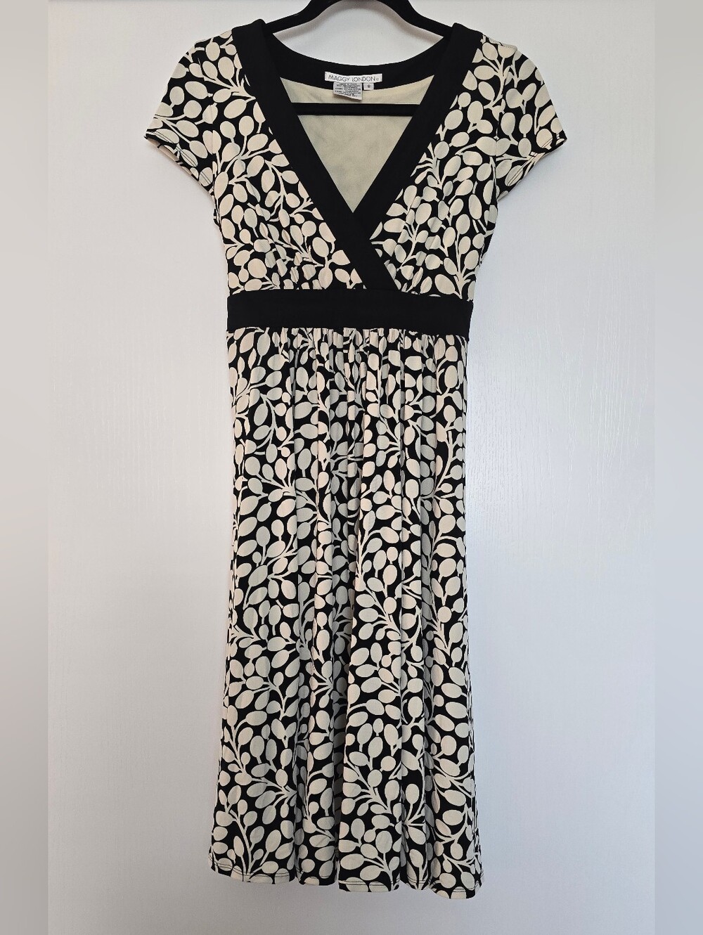 Maggy London - Classic Black And Cream Patterned V-Neck Short-Sleeve Dress